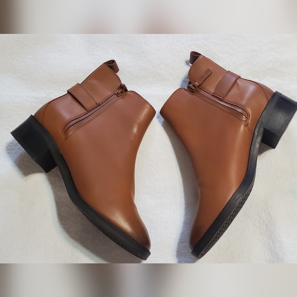 Chic Cole Haan  Leather Tan Ankle Boots with Buckle Detail. 8 1/2 B - Picture 11 of 12